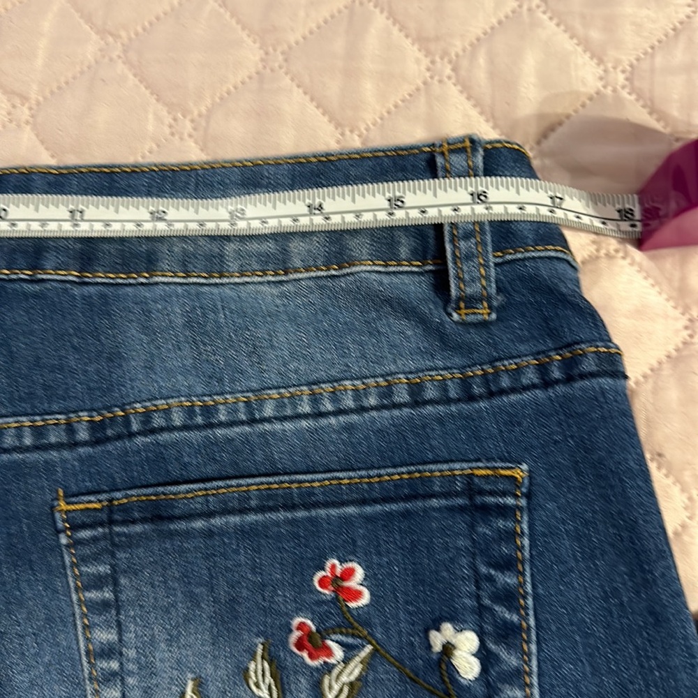 EUC Sandpiper jeans with flower embroidery details. Size 6. Light stretch - Picture 9 of 10